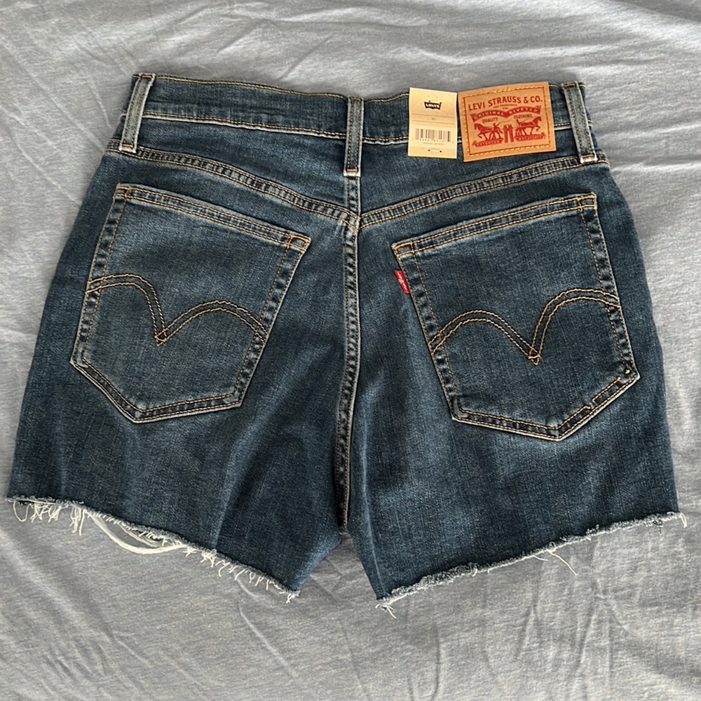 Levi’s High Rise Shorts - Picture 4 of 4